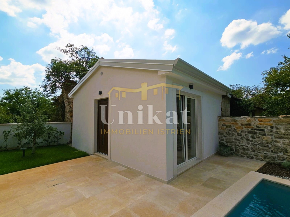 Renovirana kamnita hiša s bazenom in wellness hišico